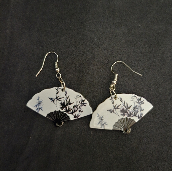 NWOT Chinese Fan Charm Dangle Drop Earrings - Picture 2 of 4